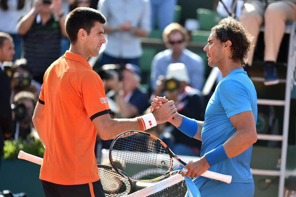 Novak Djokovic (kiri) bersalaman dengan Rafael Nadal usai laga (Foto: AFP PHOTO / PASCAL GUYOT)