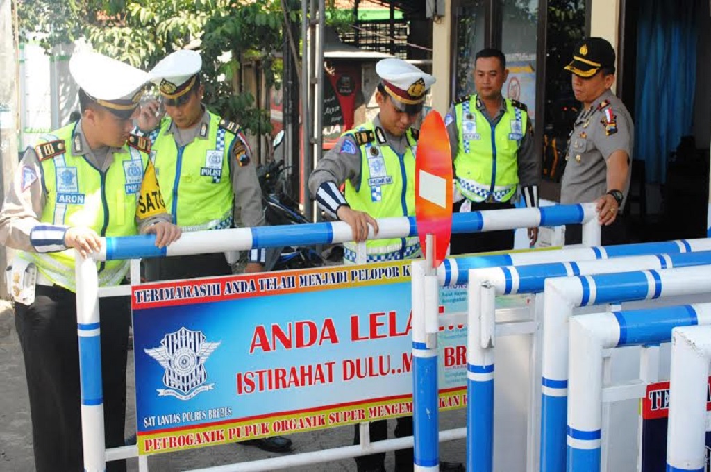 Polres Brebes menyiapkan rambu untuk mengamankan lalu lintas di arus mudik, Metrotvnews.com/ Kuntoro Tayubi