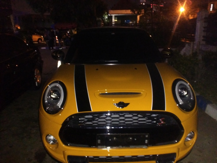 Berplat Palsu, Dua Mobil Mewah Disita 