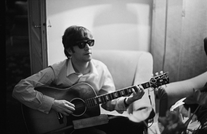 Gitar Antik Milik John Lennon akan Dilelang