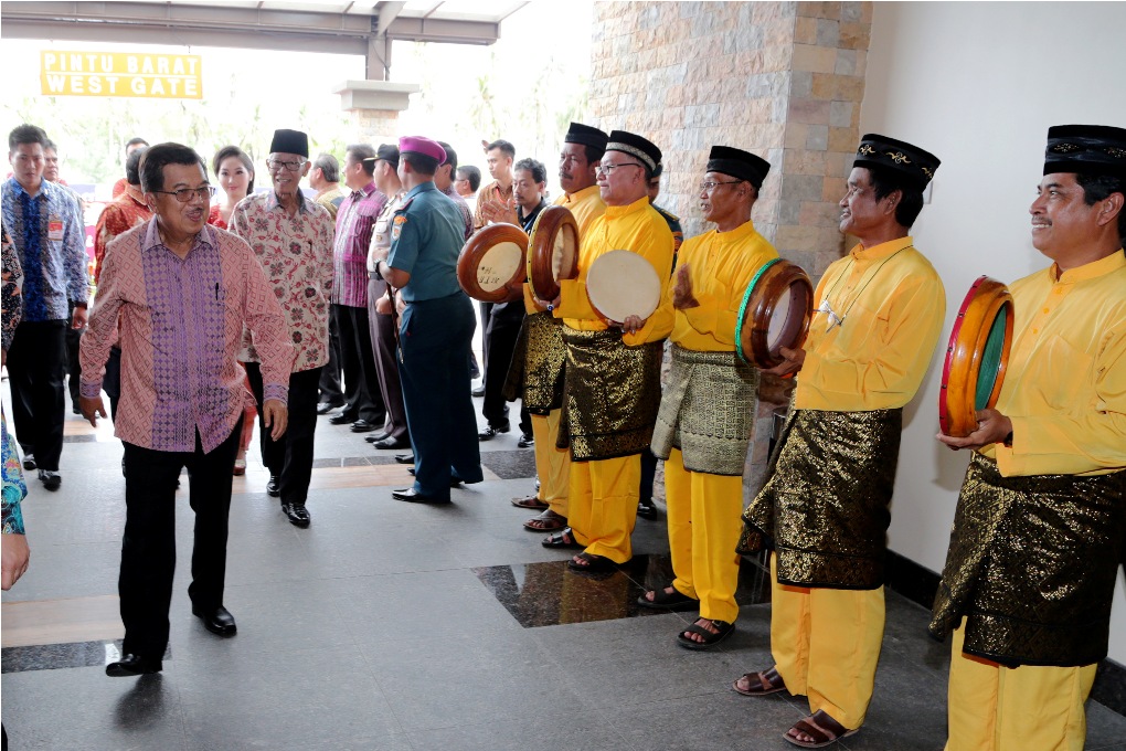 Ilustrasi Wakil Presiden Jusuf Kalla disambut dengan kesenian Kompang ketika melakukan kunjungan kerja ke Kabupaten Bintan, Kepulauan Riau, Minggu (31/5). Photo: ANTARA FOTO/ M N Kanwa/ss/pd/15.