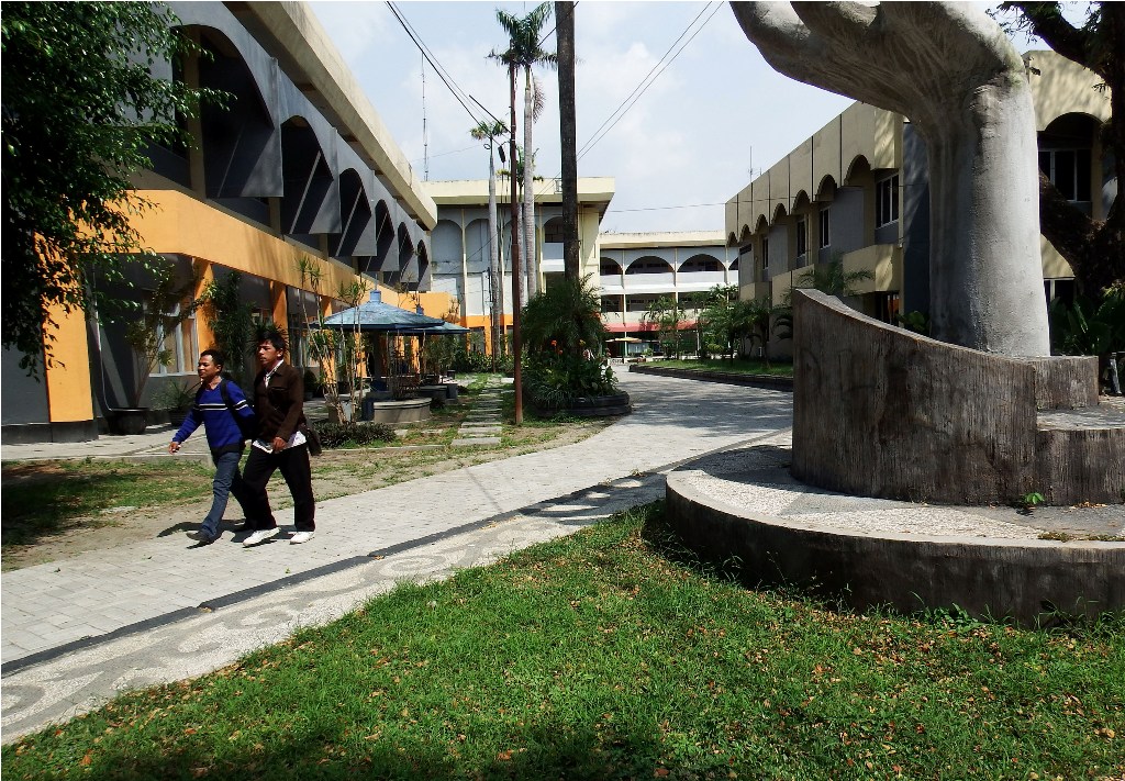 Mahasiswa beraktifitas di lingkungan kampus Universitas Darul Ulum (Undar) Jombang, Jawa Timur, Senin (1/6). Foto: Antara/Syaiful Arif