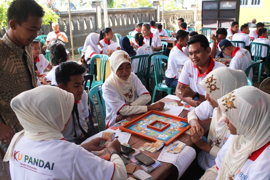OJK sedang mengajarkan dunia perbankan kepada warga desa di Laku Pandai. FOTO: MI/Bagus Suryo