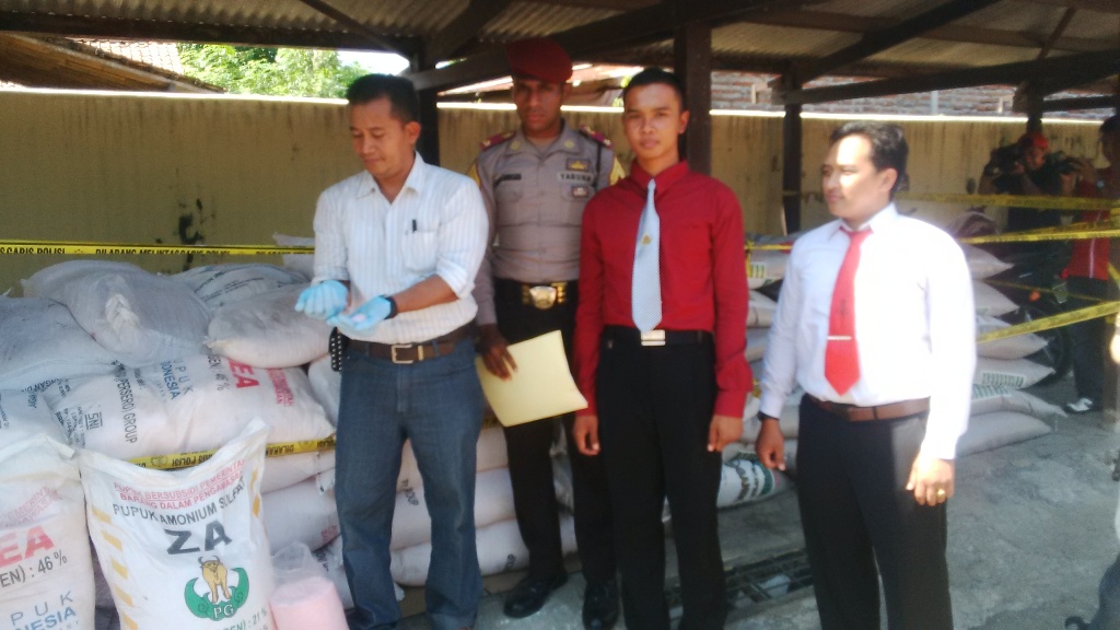 Kasatreskrim Polres Pemalang, Iptu R Haryo Setyo (baju putih) menunjukkan barang bukti pupuk. FOTO: MTVN/Bambang Mujiono