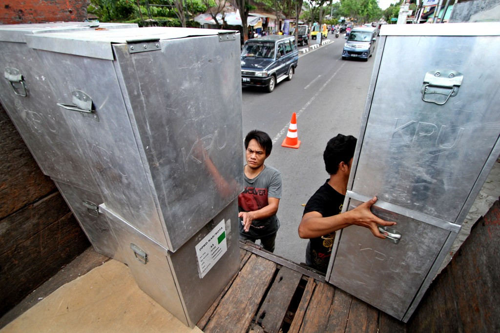 Petugas menurunkan kotak suara di Gudang Pengelolaan Logistik Pemilu Kota Yogyakarta, Jl. Ngeksigondo, Yogyakarta, Senin (30/6). Foto: Antara/Noveradika