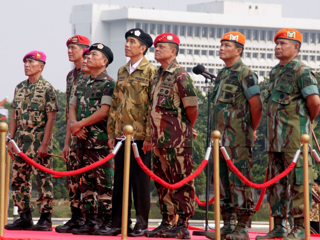 Presiden Joko Widodo (tengah) bersama Panglima TNI Jenderal TNI Dr. Moeldoko (empat kiri). (FOTO: MI/BARY FATHAHILAH)