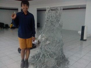 Waria Ini Ciptakan Gaun dari Kumpulan Boneka Kawat Besi