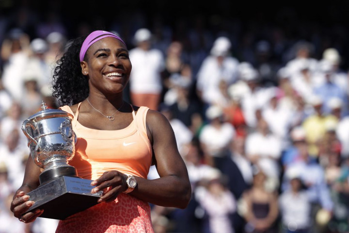 Serena Angkat Trofi French Open 2015