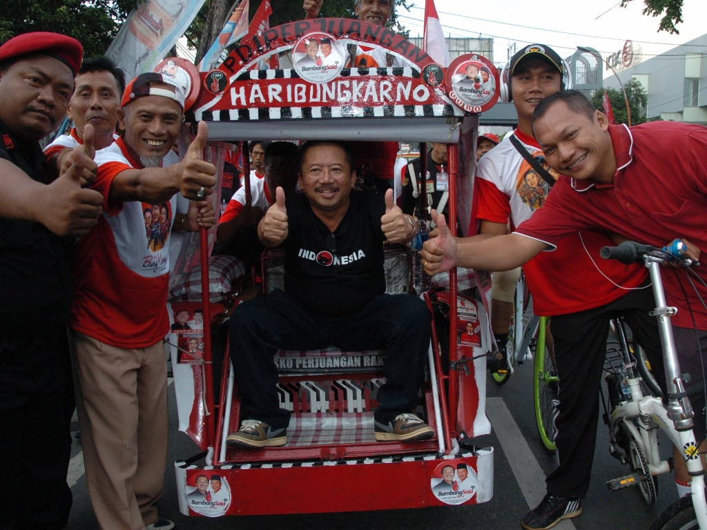 Bacagub Jatim, Bambang DH (tengah), naik becak dan menyapa peserta Gowes Bulan Bung Karno di Surabaya, Minggu (30/6) . (FOTO: ANTARA FOTO/Eric Ireng)