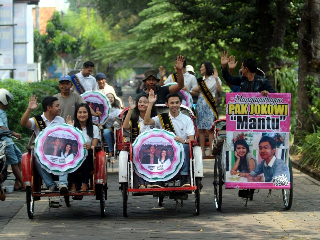 Putra Putri Solo pawai becak di jalan Slamet Riyadi, Kamis (4/6) untuk mangayubago pernikahan putra sulung Gibran Rakabuming Raka den gan Selvi Ananda, mantan putri Solo yang akan dilangsungkan pada 11 Juni mendatang. (Foto: MI/Widjajadi)