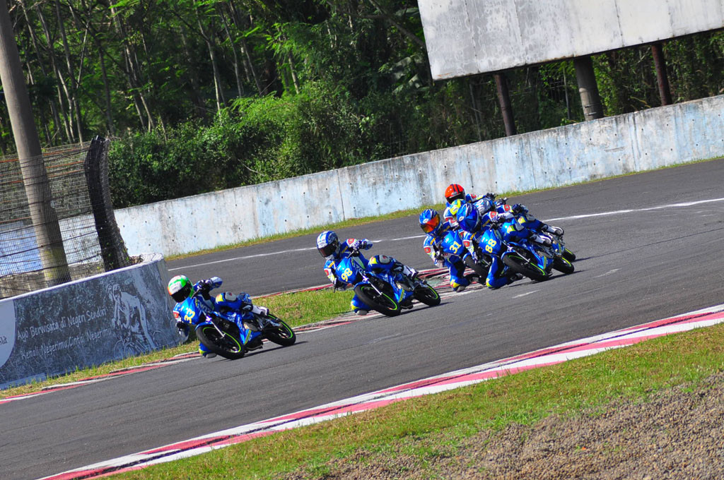 Pembalap Indonesia berhasil meraih podium kedua race dua Suzuki Asia Challenge. MTVN/A.Harry Budiawan