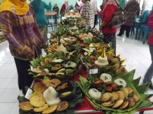 Sambut Ramadan, Warga Yogyakarta Bagi-Bagi Apem Gratis