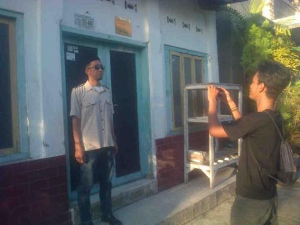 Pengagum Soekarno berpose di depan rumah tempat Presiden pertama RI itu lahir. Foto: Metrotvnews.com/Amaluddin