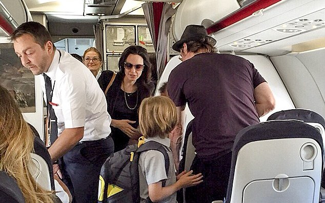 Angelina Jolie Berlibur ke Paris Naik Pesawat Kelas Ekonomi