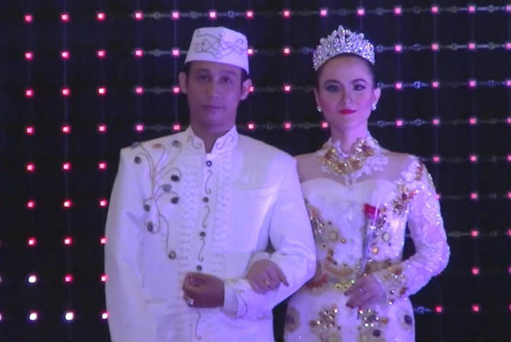 Unik, Gaun Pengantin Bertabur Ratusan Batu Akik
