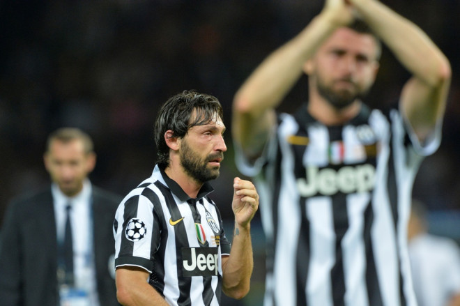 Andrea Pirlo (belakang) tampak menangis usai laga final Liga Champions kontra Barcelona (Foto: OLIVER LANG / AFP)