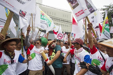 Farmers Protest Against France on Plain Packaging for Cigarettes