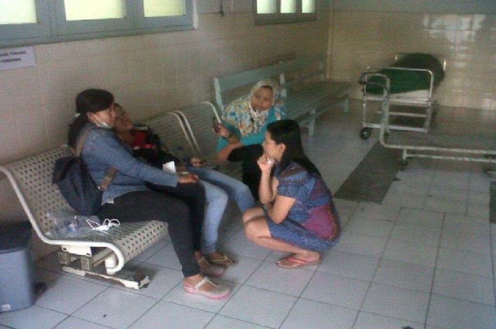 Warga berusaha menenangkan Amidah yang histeris karena kematian Angeline, Metrotv/ Saifullah