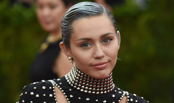 Miley Cyrus Pose <i>Topless</i> Sambil Peluk Babi