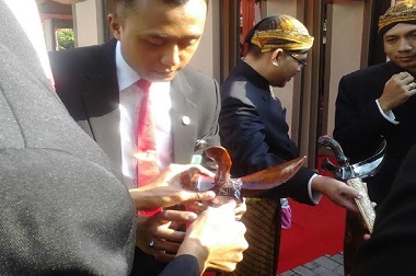 Hadiri Pernikahan Gibran-Selvi, Keris Para Tamu Dilakban