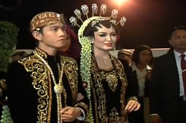 Gibran dan Selvi Tampil Apik Memasuki Area Resepsi Pernikahan