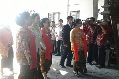 Berkebaya Putih, Calon Menantu Jokowi Tiba di Lokasi Ijab Kabul 