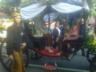 Gibran Jalan Kaki, Selvi Diantar Kereta Kuda