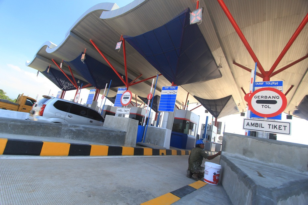 Seorang pekerja menyelesaikan pengerjaan gerbang tol di Palimanan, Cirebon, Jawa Barat, Senin (25/5). Foto:Antara/Dedez Anggara.