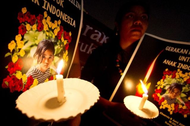 Warga mengikuti aksi Gerakan 1.000 Lilin untuk Anak Indonesia di Bundaran Hotel Indonesia, Jakarta, Kamis (10/6). ANTARA FOTO/Vitalis Yogi Trisna. 