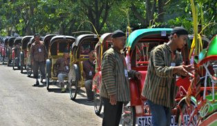 Jokowi Santuni Tukang Becak yang Meninggal di Pernikahan Putranya