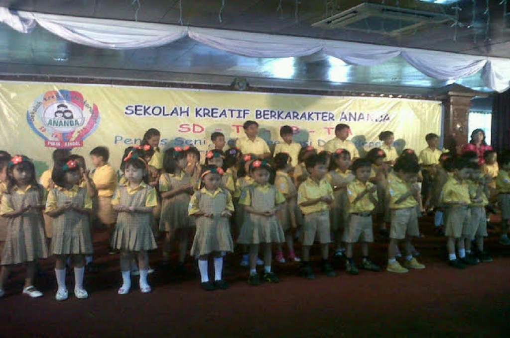 Siswa Sekolah Kreatif Berkarakter Ananda, Kendal, berdoa untuk Angeline, Metrotvnews.com/ Iswahyudi