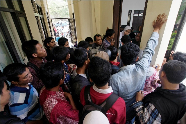 Warga antri sidang langgar lalu lintas. (Foto:MI/fatahilah)