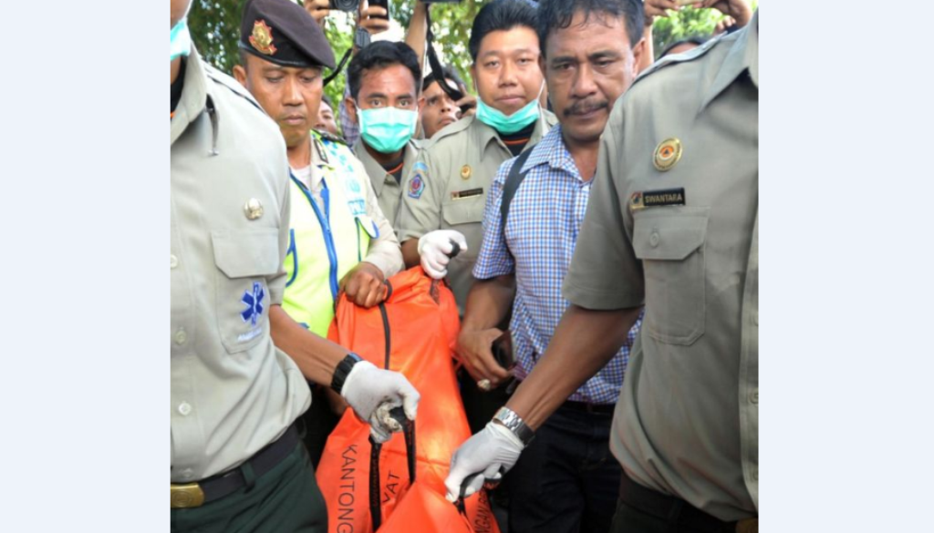 Foto: Evakuasi jenazah Angeline/Ant_Wira Suryantala. 