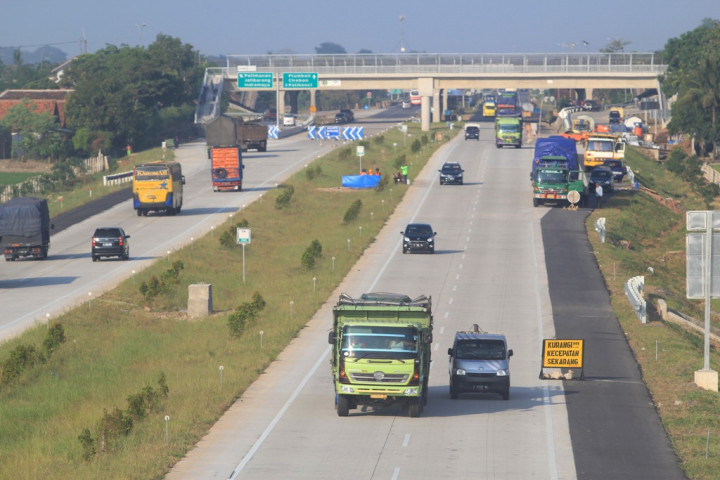 PKL & Penjual Buah Pantura Bisa Kais Rezeki di Tol Cipali