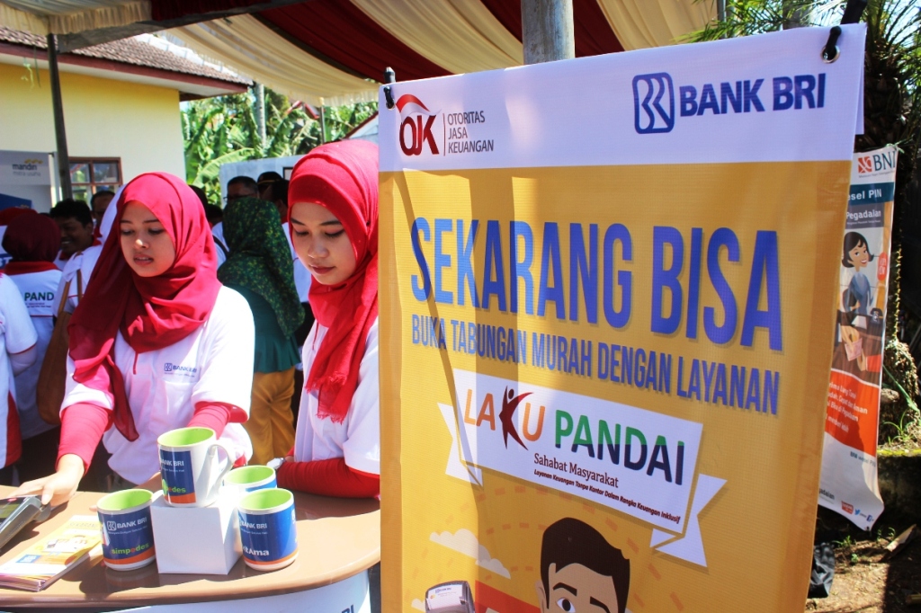 OJK sedang mengajarkan dunia perbankan kepada warga desa di Laku Pandai. FOTO: MI/Bagus Suryo