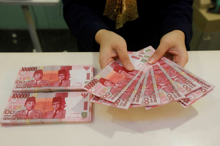 Warga Bekasi Temukan 62 Karung Berisi Uang Rupiah