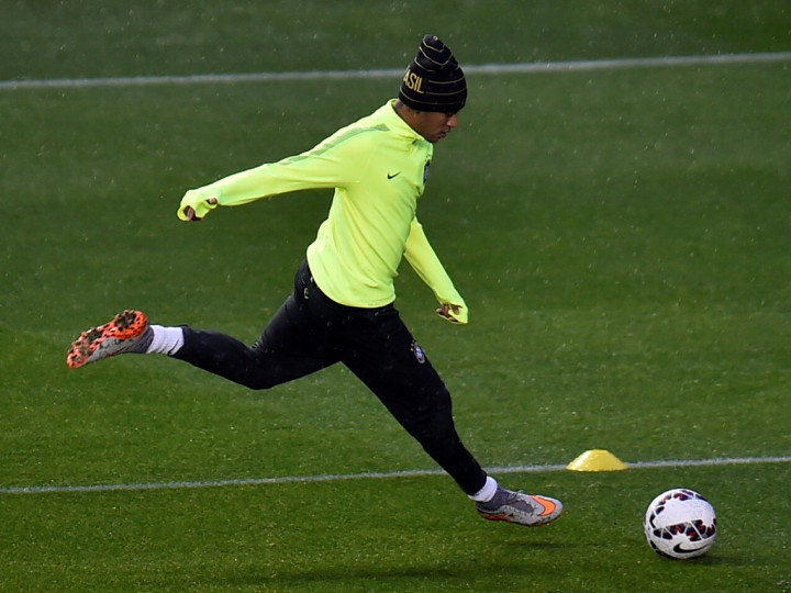 Ajaib, Neymar Cetak Gol dari Belakang Gawang