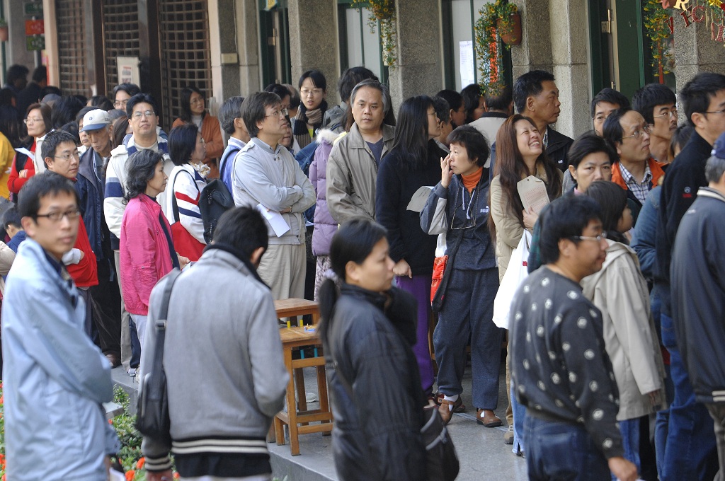 Warga Taiwan mengantri voucher belanja di sebuah sekolah di Taipei, 18 Januari 2009. AFP / PATRICK LIN