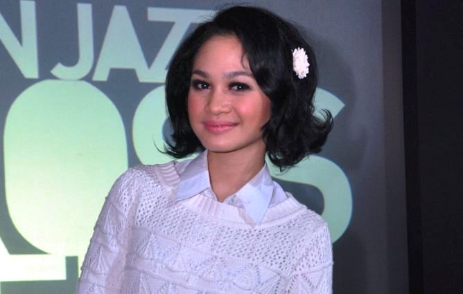 Andien Kenalkan Suami kepada Penonton Jazz Gunung