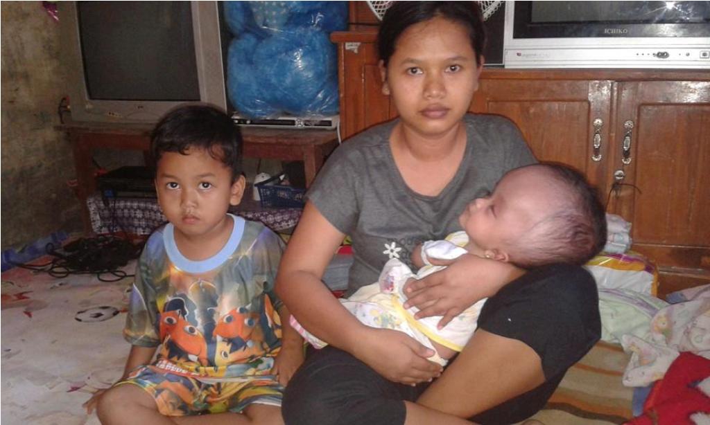 Foto: Siti Munayah menggendong bayinya Salsabila Zahra yang menderita hidrosefalus/MTVN_Kuntoro Tayubi