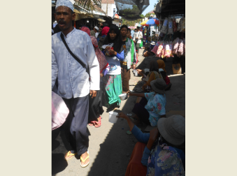 Ratusan Pengemis Membanjiri Makam Gus Dur