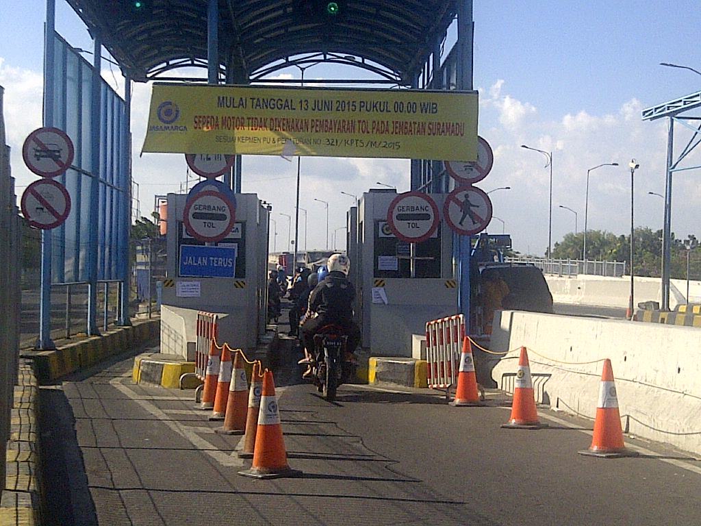 Suasana di gerbang Tol Suramadu lajur sepeda motor setelah digratiskan. Foto: Metrotvnews.com/Amaluddin