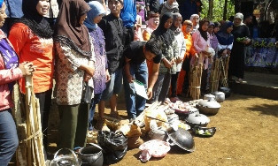 Jelang Ramadan, Warga Sumedang Lakukan Tradisi Gembrong Liwet