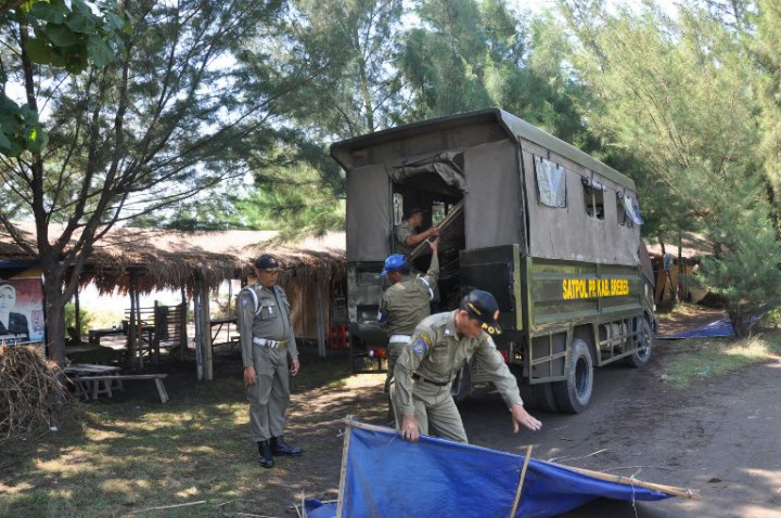 Jelang Ramadan, 80 Gubuk Liar di Pantai Brebes Dirobohkan  