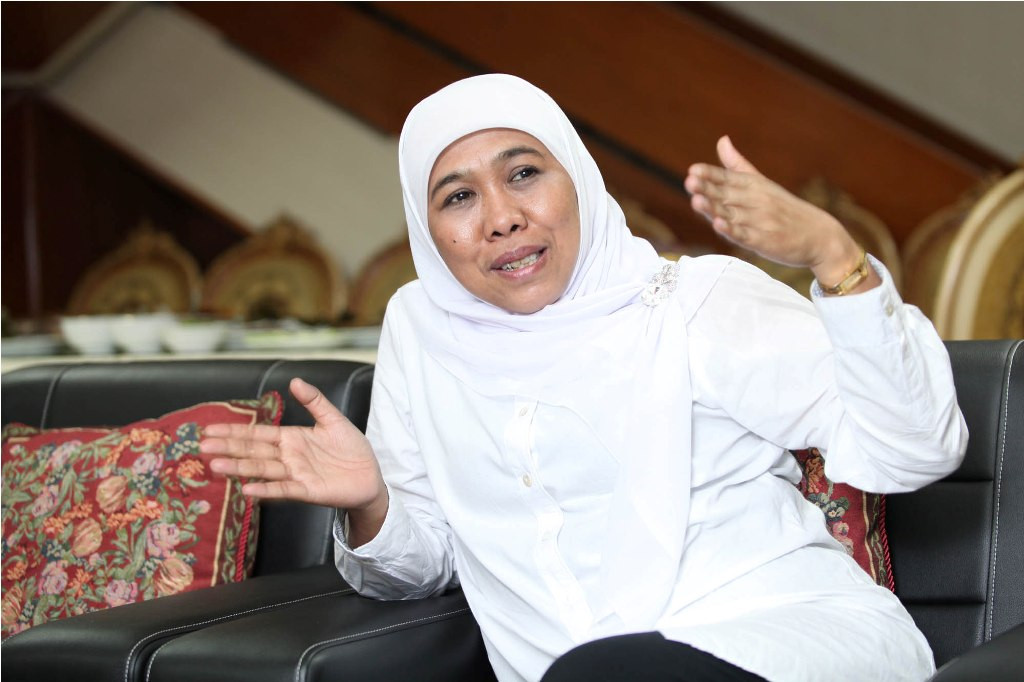 Foto: Menteri Sosial Khofifah Indar Parawansa saat wawancara dengan Media Indonesia, Jakarta, Rabu (13/5/2015)/MI_Panca Syurkan