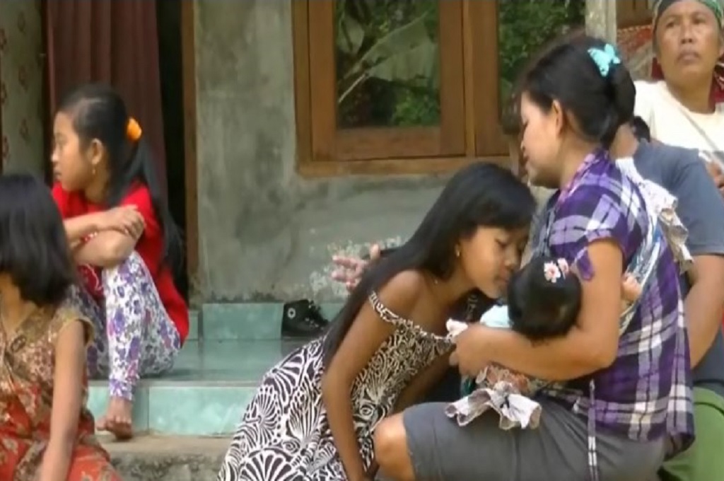 Inayah bersama keluarga menunggu kedatangan jenazah Angeline di Banyuwangi, Metrotv/ Andi Himawan