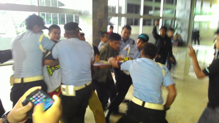 Tolak Sutiyoso Jadi KaBIN, Enam Pemuda Diamankan Pamdal DPR