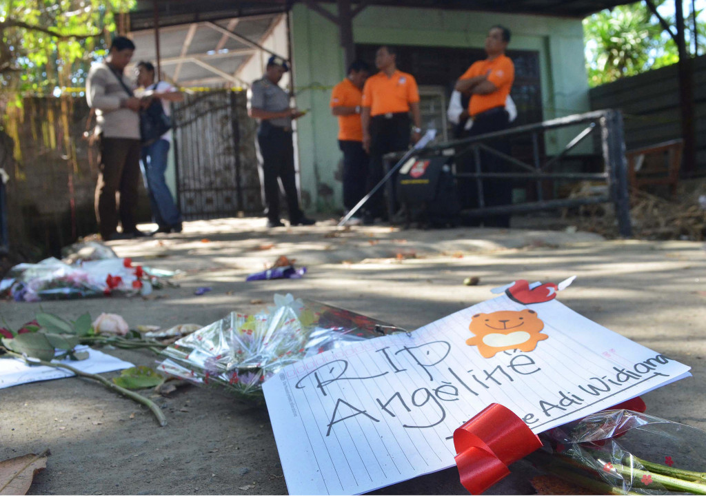 Sejumlah warga menyaksikan lokasi ditemukannya jenazah Angeline di Jalan Sedap Malam, Kota Denpasar, Bali, Rabu 10 Juni 2015. Antara Foto/Fikri Yusuf