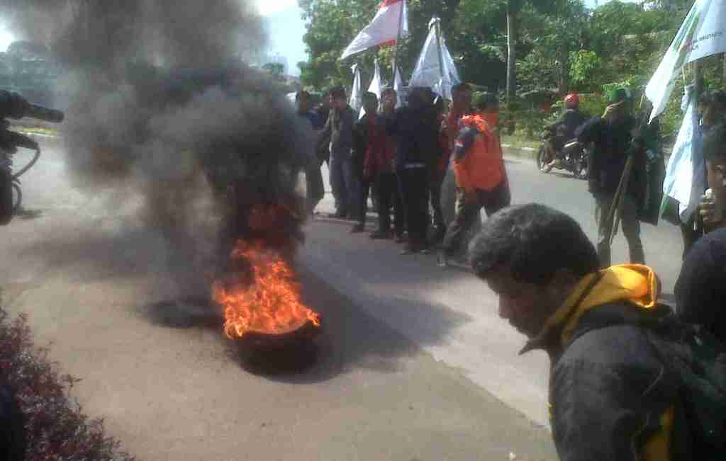 Sejumlah mahasiswa membakar ban di Jalan Cirebon-Bandung. Foto: Metrotvnews.com/Ismail