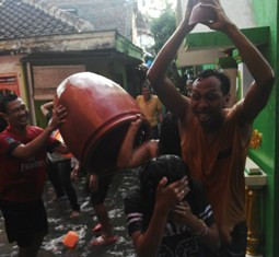 Tradisi Gebyuran Warga Bustaman Jelang Ramadan